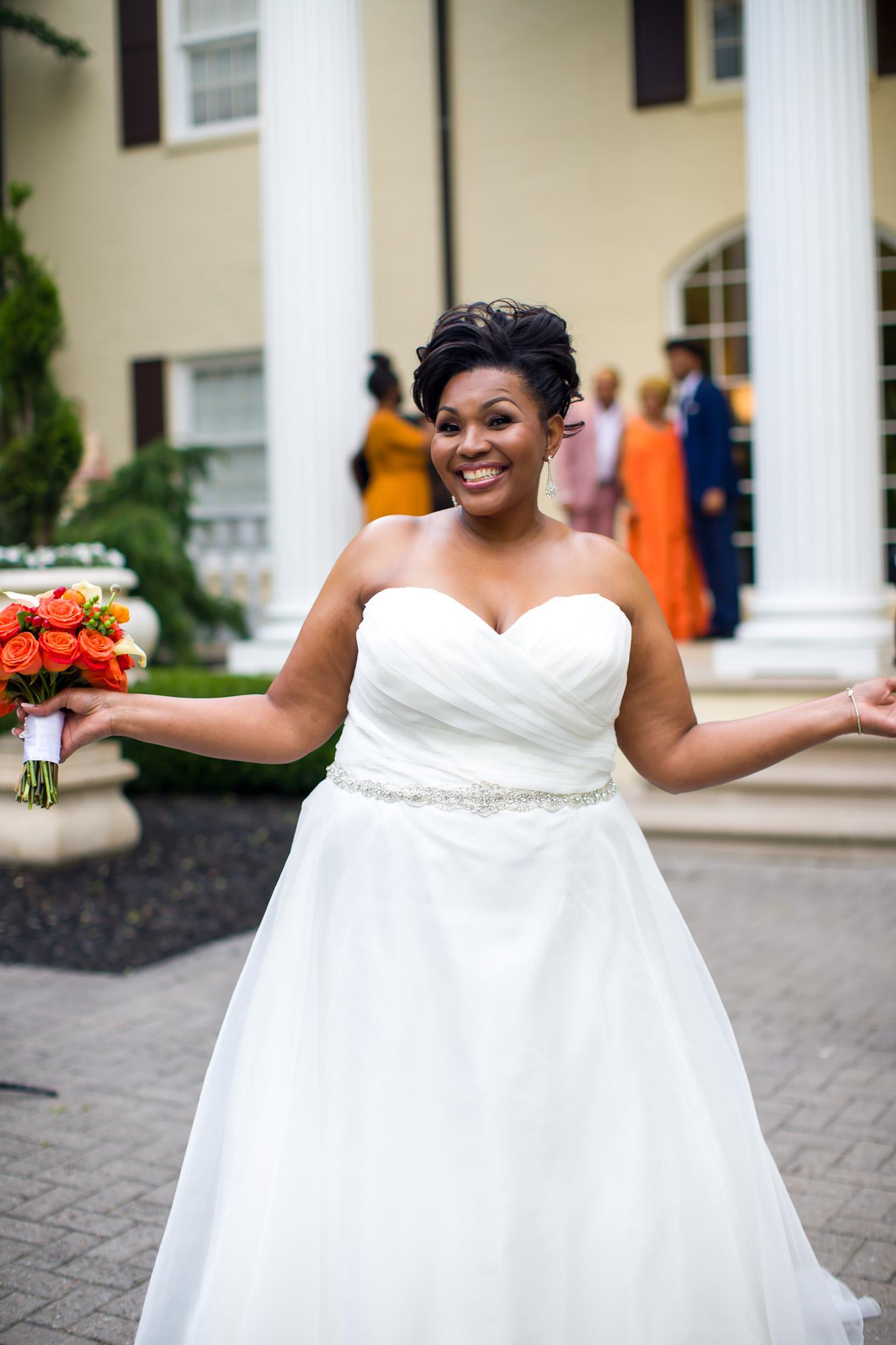 Bride in white sweetheart neckline wedding dress.